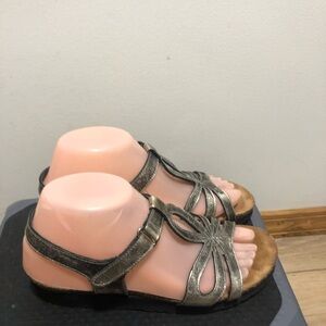 Naot Women’s Gold metallic  Strappy Sandals Ankle Strap Sandals Sz 37/7US